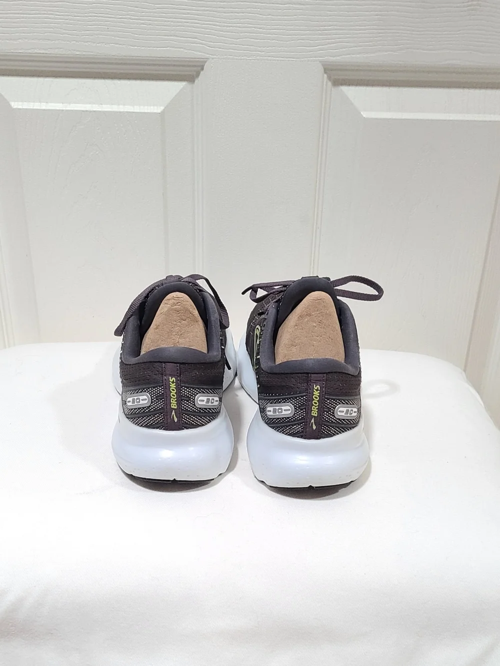 Brooks Glycerin 20 Women's Black Running Shoes with Neon Yellow Accent Size 7